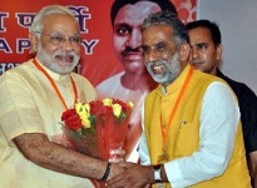 मोदी की लोकप्रियता की जिस लहर पर सवार होकर कृष्णपाल जैसे नेता संसद में पहुंचे, उसी मोदी की बढ़ती अलोकप्रियता भी अब उनकी नाव डुबोने को तैयार हो चुकी है।