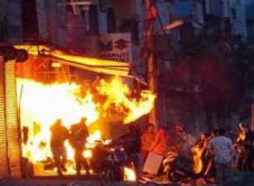 दिल्ली पुलिस हमलावर बीजेपी के गुंडों की भीड़ के साथ मिलकर हिंसा और आगजनी में भाग लेती दिखी
