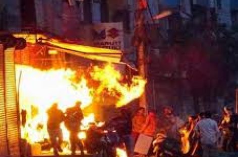 दिल्ली पुलिस हमलावर बीजेपी के गुंडों की भीड़ के साथ मिलकर हिंसा और आगजनी में भाग लेती दिखी