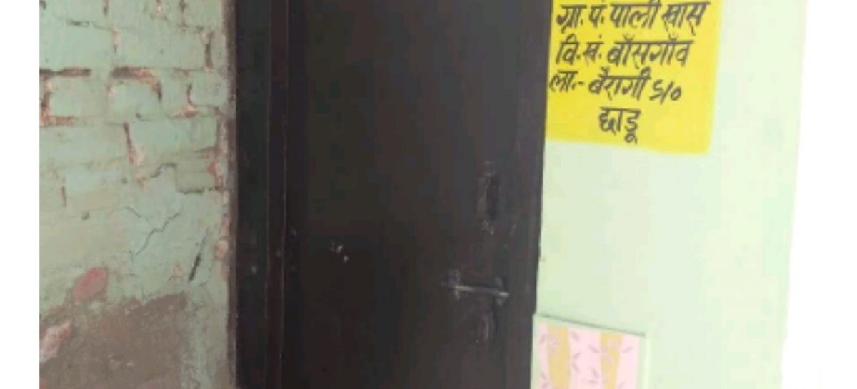 ज्यों ही मैं उनके करीब से गुजरा सबने अपनी साड़ी का पल्लू मुंह में दबा लिया और भरसक प्रयास किया कि मैं किसी की शक्ल न देख सकूँ। जबकि सभी मुझे और मैं सबको मात्र आवाज भर से पहचान सकते हैं। तो ऐसा क्यों हुआ जो उन सबने अपना चेहरा छुपाने का यत्न किया। कारण है खुले में शौच।