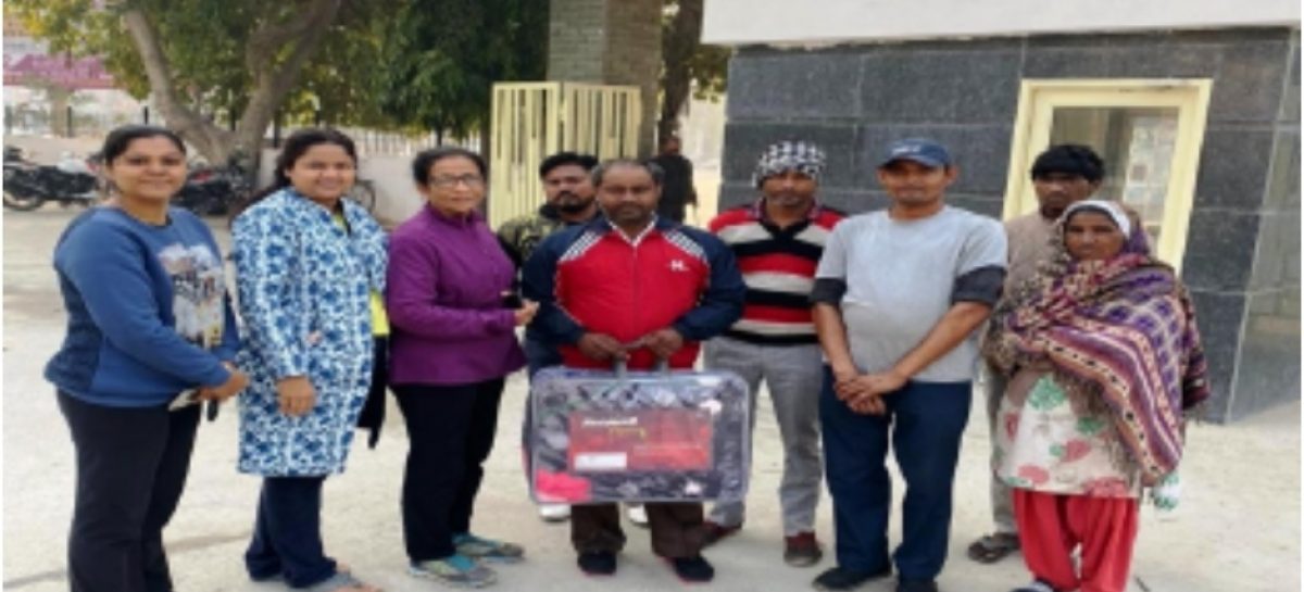 हर माह के पहले सप्ताह में ये गुंडे कूड़ा उठा कर लाने वालों की कुल कमाई का करीब एक चौथाई वसूलते हैं।