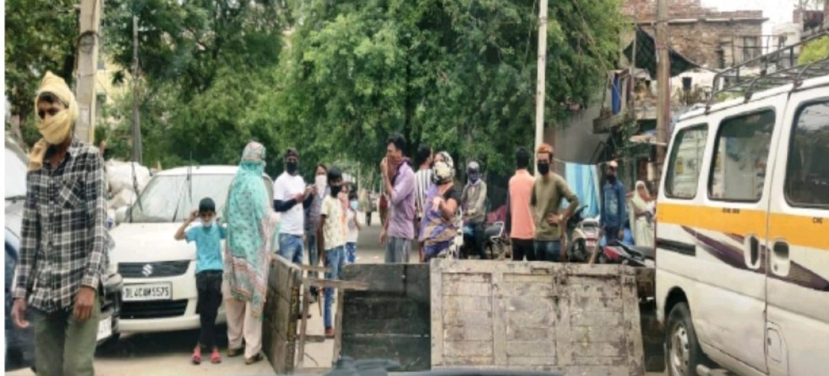 जब बैंक कर्मियों ने यह पूछा कि किसके आदेश से यह लडक़े हाथों में डंडा लिए खड़े हैं तो उन्होंने कहा मेरे आदेश से। भारत सिंह का दंभ यह था कि उन्होंने कहा मैंने उन्हें पुलिस मित्र के तहत ये अथॉरिटी दी है