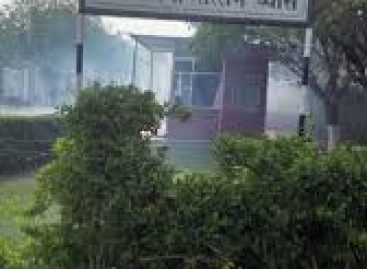 जेलनुमा आश्रम में तीन-तीन पुलिस वालों और गार्डों का पहरा शक पैदा करता है। राम जाने अन्दर रहने वाले बेचारे गरीबों पर क्या गुजर रही होगी।