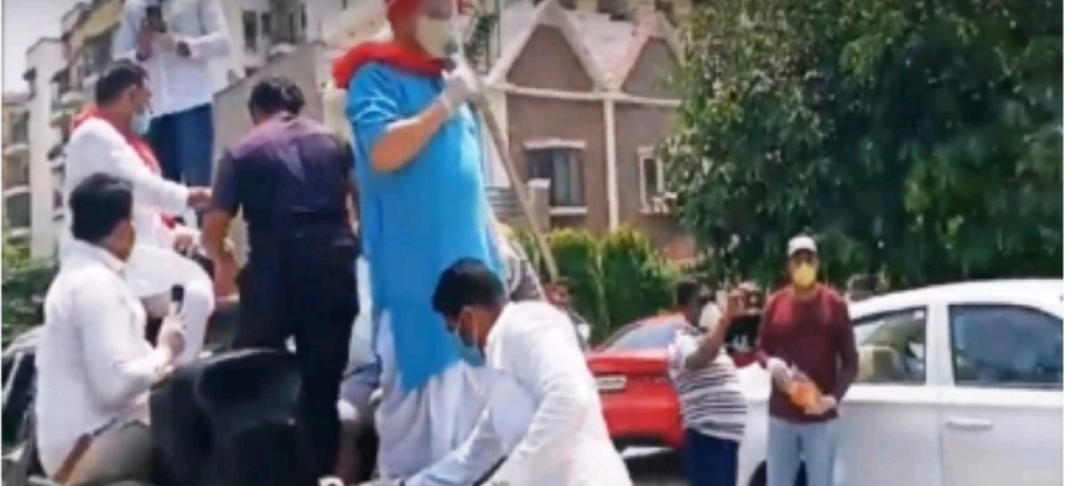 भाजपाई नेता पप्पी ने इस कार्यक्रम का आयोजन किया था और इसमें मुख्य अतिथि के तौर पर बडखल की भाजपा विधायक सीमा त्रिखा को बुलाया।