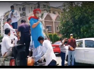 भाजपाई नेता पप्पी ने इस कार्यक्रम का आयोजन किया था और इसमें मुख्य अतिथि के तौर पर बडखल की भाजपा विधायक सीमा त्रिखा को बुलाया।