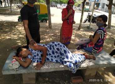 वैन जो बतौर एम्बुलेन्स आई उसमे पहले से ही चार लोग बैठे थे जिसमे एक टीबी का मरीज था और वो भी तब जब कोरोना फ़ैला है? ड्राईवर ने कहा एम्बुलेंस मिल गई ये कोई कम है?