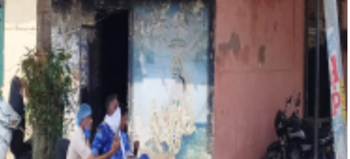 नाके पर भाटी नामक एक सिपाही मौजूद था। उसने जब हस्तक्षेप किया तो उसकी कनपट्टी पर भी पिस्टल सटा कर कहा कि जान प्यारी है तो एक तरफ हो जा…