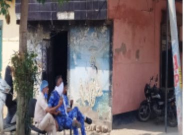 नाके पर भाटी नामक एक सिपाही मौजूद था। उसने जब हस्तक्षेप किया तो उसकी कनपट्टी पर भी पिस्टल सटा कर कहा कि जान प्यारी है तो एक तरफ हो जा…