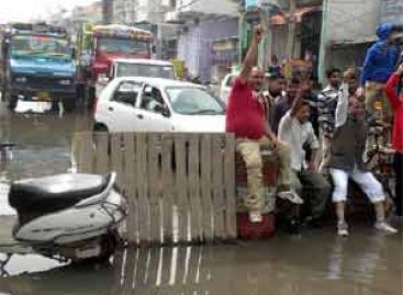 स्मार्ट सिटी के नाम पर बह रहा पैसा, शहर में पीने को पानी नहीं…
