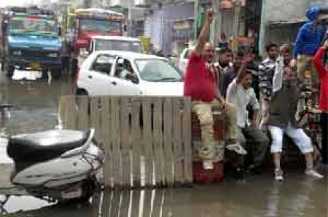 स्मार्ट सिटी के नाम पर बह रहा पैसा, शहर में पीने को पानी नहीं…
