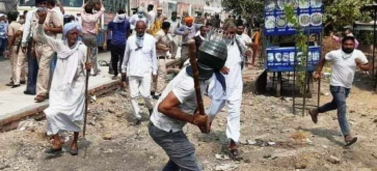 किसानों को पीटने वाले सादा कपड़ों में कौन थे?