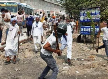 किसानों को पीटने वाले सादा कपड़ों में कौन थे?