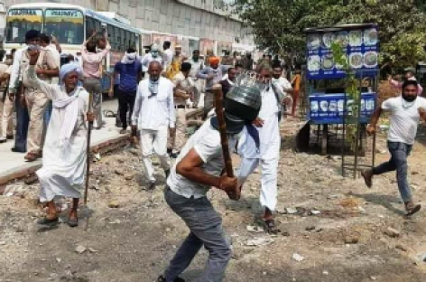 किसानों को पीटने वाले सादा कपड़ों में कौन थे?