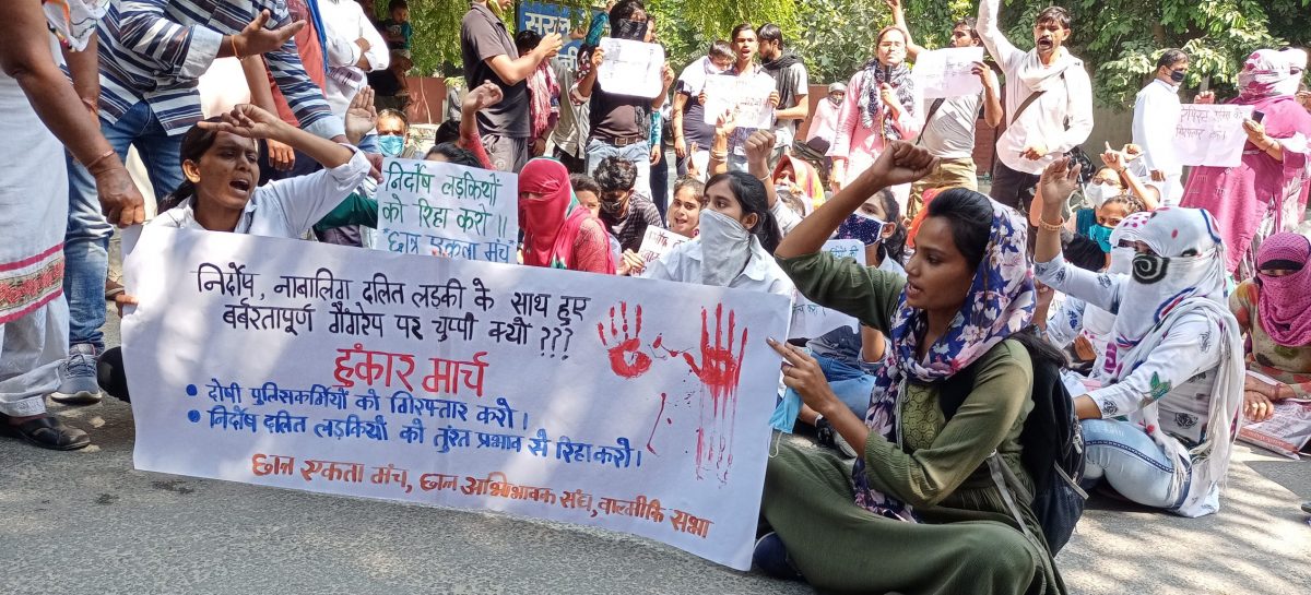 अमित ने सिपाहियों को बताया कि वे दोनों शादी करना चाहते हैं और पुलिस बेशक पैसे ले-ले पर उन्हें जाने दे। पर दोनों सिपाहियों ने रीना को जबरन खींचना शुरू कर दिया और अमित पर भी डंडे बरसाए। अमित ने चाकू से दोनों पर वार कर उनका कत्ल कर दिया…