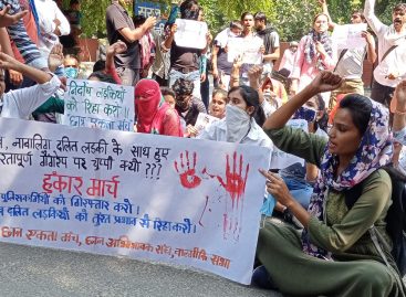 अमित ने सिपाहियों को बताया कि वे दोनों शादी करना चाहते हैं और पुलिस बेशक पैसे ले-ले पर उन्हें जाने दे। पर दोनों सिपाहियों ने रीना को जबरन खींचना शुरू कर दिया और अमित पर भी डंडे बरसाए। अमित ने चाकू से दोनों पर वार कर उनका कत्ल कर दिया…