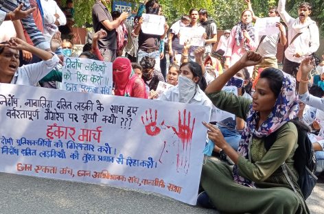 अमित ने सिपाहियों को बताया कि वे दोनों शादी करना चाहते हैं और पुलिस बेशक पैसे ले-ले पर उन्हें जाने दे। पर दोनों सिपाहियों ने रीना को जबरन खींचना शुरू कर दिया और अमित पर भी डंडे बरसाए। अमित ने चाकू से दोनों पर वार कर उनका कत्ल कर दिया…