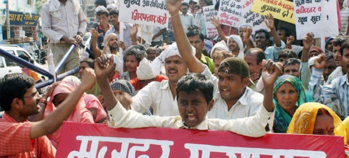एक जमाना वह भी था जब यूनियन नेता का पता ही नहीं चलता था, छिप-छिप कर यूनियन का गठन किया जाता था और एक जमाना यह आ गया कि यूनियन कब्ज़ाने के लिये लाखों खर्च करके कोर्ट का सहारा लेने में भी कोई शर्म महसूस नहीं होती…