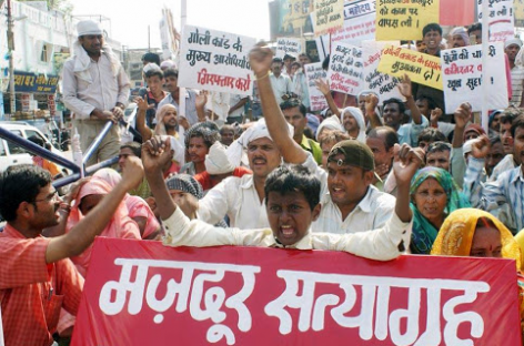 एक जमाना वह भी था जब यूनियन नेता का पता ही नहीं चलता था, छिप-छिप कर यूनियन का गठन किया जाता था और एक जमाना यह आ गया कि यूनियन कब्ज़ाने के लिये लाखों खर्च करके कोर्ट का सहारा लेने में भी कोई शर्म महसूस नहीं होती…