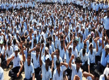 फिर घेराव हुआ, फिर वही पुलिस; लेकिन इस बार पुलिस ने मालिकान को धमकाया और कहा कि यदि कल तक वेतन नहीं दिया तो उन्हें हवालात में बंद कर देगा