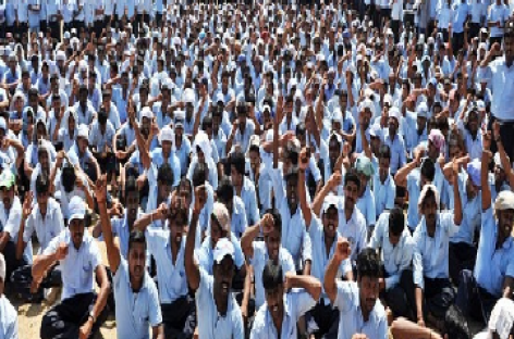 फिर घेराव हुआ, फिर वही पुलिस; लेकिन इस बार पुलिस ने मालिकान को धमकाया और कहा कि यदि कल तक वेतन नहीं दिया तो उन्हें हवालात में बंद कर देगा
