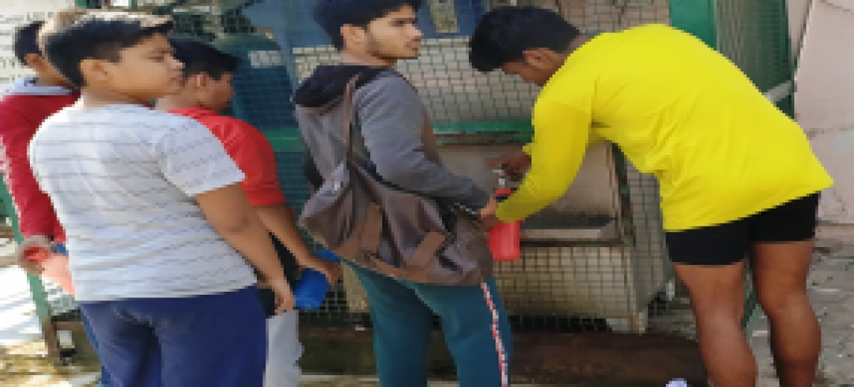 बच्चे ग्राउंड में सड़े तेल में तले चने बेचते फेरी वाली की नमकीन खा कर या तो मैडल ले आयें या देश के न दिखाई देने वाले दुश्मनों से भिड़ जाएँ