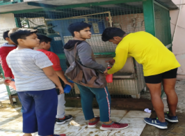 बच्चे ग्राउंड में सड़े तेल में तले चने बेचते फेरी वाली की नमकीन खा कर या तो मैडल ले आयें या देश के न दिखाई देने वाले दुश्मनों से भिड़ जाएँ