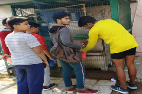 बच्चे ग्राउंड में सड़े तेल में तले चने बेचते फेरी वाली की नमकीन खा कर या तो मैडल ले आयें या देश के न दिखाई देने वाले दुश्मनों से भिड़ जाएँ