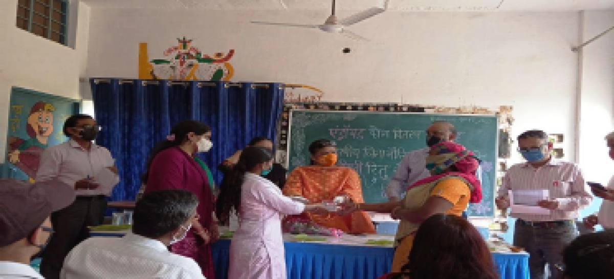 गरीब छात्र-छात्राओं की मदद का जुनून हो तो ऐसा मोबाइल फोन बैंक : आनलाइन पढ़ाई पूरी कराने के लिए डीईईओ रितु चौधरी का मिशन…