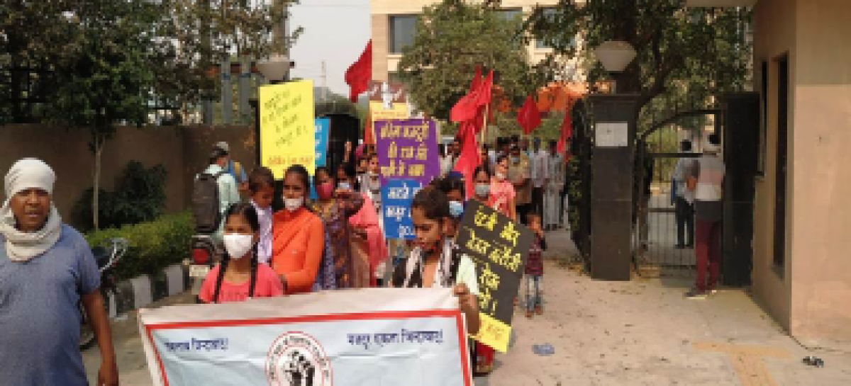 नये श्रम कानून के खिलाफ विरोध प्रदर्शन …अंदाज अपना-अपना