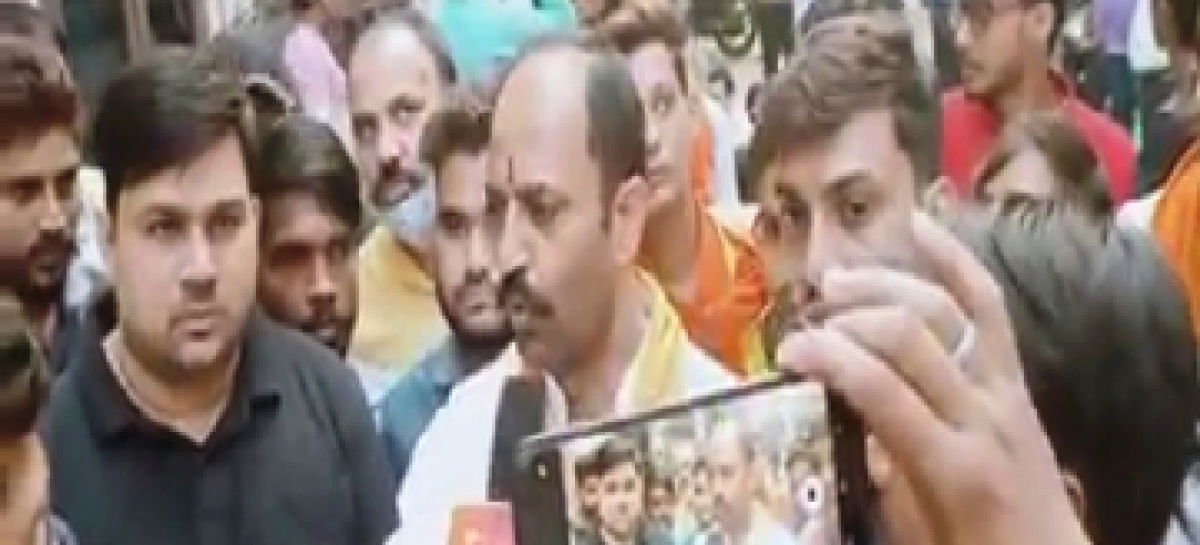 मुसलमानों को सीधे सीधे चेतावनी देते हुए कहा गया  कि कुछ दिनों में हम इन मुल्ला सुअरों का इंतज़ाम कर देंगे