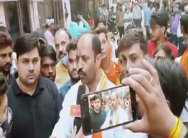 मुसलमानों को सीधे सीधे चेतावनी देते हुए कहा गया  कि कुछ दिनों में हम इन मुल्ला सुअरों का इंतज़ाम कर देंगे