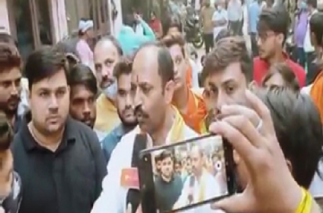मुसलमानों को सीधे सीधे चेतावनी देते हुए कहा गया  कि कुछ दिनों में हम इन मुल्ला सुअरों का इंतज़ाम कर देंगे
