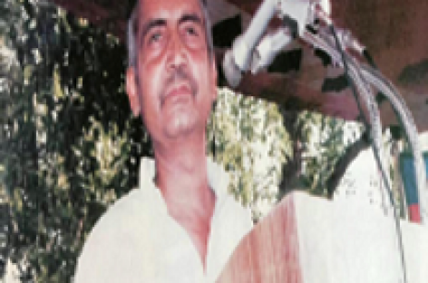 वह तो कम्युनिस्ट है और एक बार वह बन गया तो फिर वह हटने वाला नहीं..