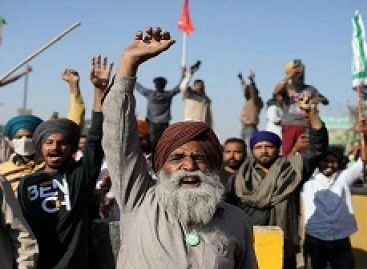 मोदी ने इस हफ्ते अलीगढ़ मुस्लिम विश्वविद्यालय के शताब्दी समारोह को संबोधित करते हुए इस ऐतिहासिक परिसर की विविधता को मिनी इंडिया की संज्ञा देकर सभी को आश्चर्यचकित कर डाला। जबकि, अब तक अनेकों अवसरों पर उनकी पार्टी के विभिन्न स्तरों से इसे मिनी पाकिस्तान कहा जा चुका है…