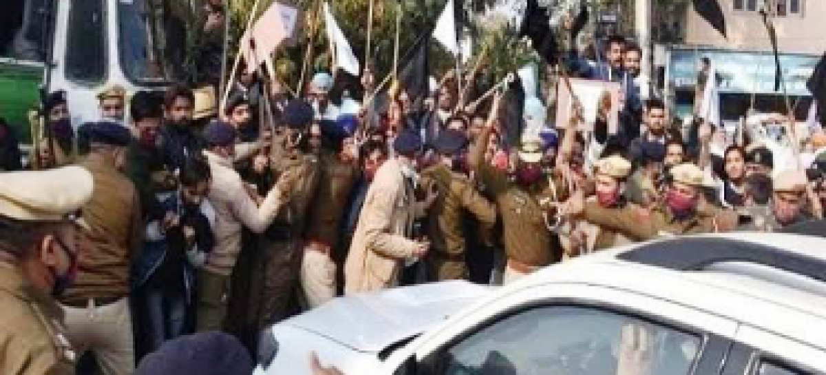 खट्टर के वाहन पर किसानों के डंडे बरसने  के लिए ‘पुलिस’ जिम्मेदार कैसे?