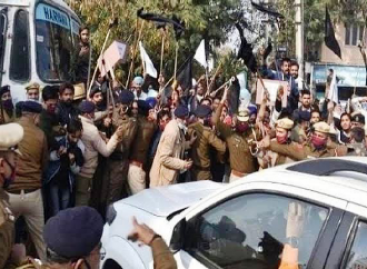 खट्टर के वाहन पर किसानों के डंडे बरसने  के लिए ‘पुलिस’ जिम्मेदार कैसे?