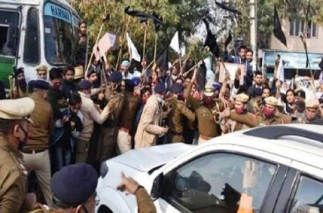 खट्टर के वाहन पर किसानों के डंडे बरसने  के लिए ‘पुलिस’ जिम्मेदार कैसे?