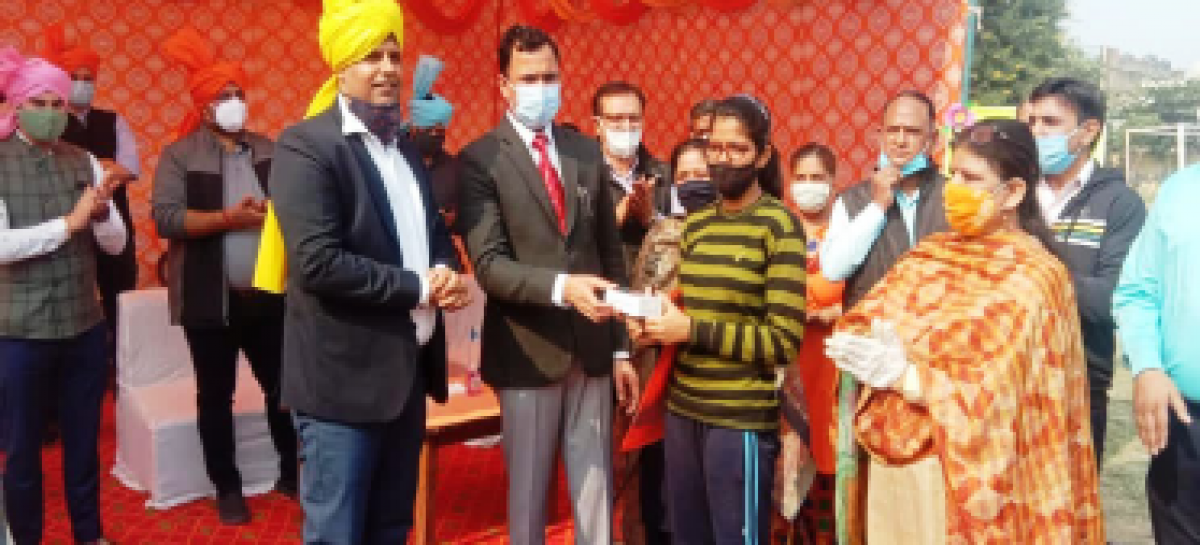 सरकारी स्कूलों के गरीब और प्रतिभाशाली बच्चों के बीच सेलफोन बैंक धूम मचा रहा है