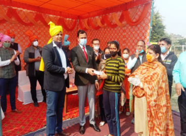 सरकारी स्कूलों के गरीब और प्रतिभाशाली बच्चों के बीच सेलफोन बैंक धूम मचा रहा है