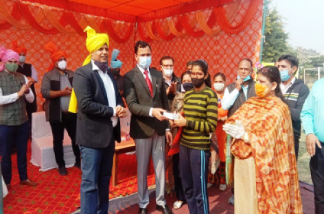 सरकारी स्कूलों के गरीब और प्रतिभाशाली बच्चों के बीच सेलफोन बैंक धूम मचा रहा है