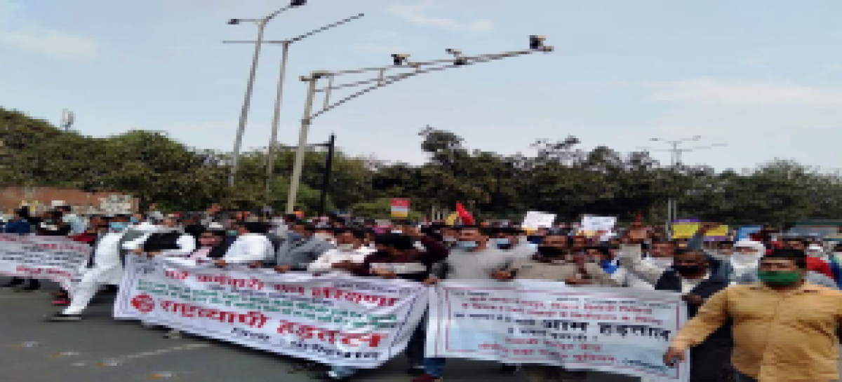 व्यापार का साधन बन चुकी ट्रेड यूनियनें संघर्ष नहीं केवल दिखावा कर सकती हैं