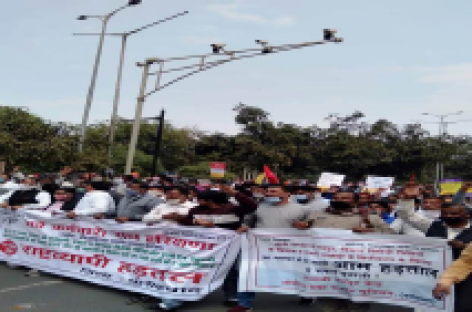 व्यापार का साधन बन चुकी ट्रेड यूनियनें संघर्ष नहीं केवल दिखावा कर सकती हैं