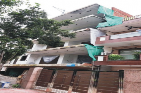 प्रशासन द्वारा सेक्टर-17 में बड़े हादसे को न्योता : पड़ोसी के मकान पर टूटेगा कहर