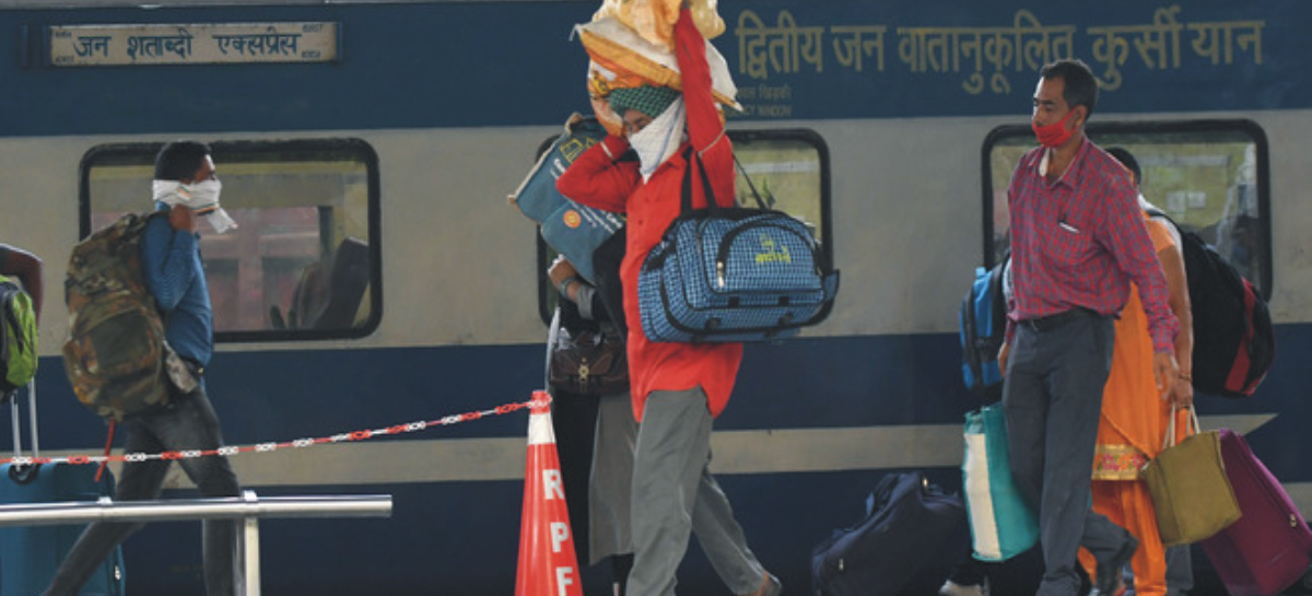 रेलवे प्लेटफार्म पर कुली की दादागिरी