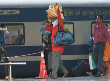 रेलवे प्लेटफार्म पर कुली की दादागिरी
