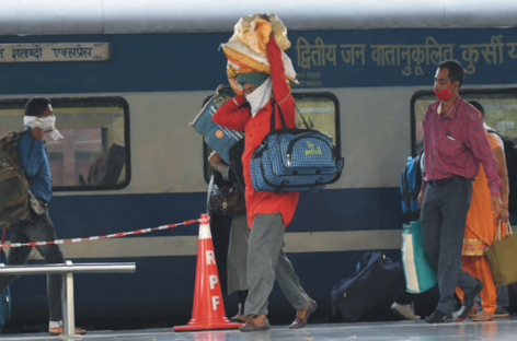 रेलवे प्लेटफार्म पर कुली की दादागिरी