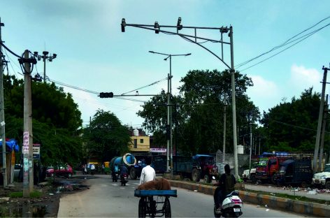 स्मार्ट सिटी की पहचान: खड्डों में सडक़ें उन पर लगेंगे कैमरे