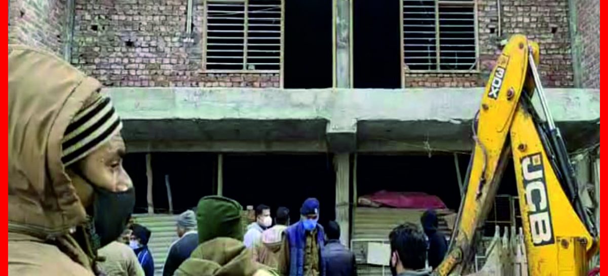 पहले अवैध निर्माण कराये और अब गिराये जा रहे