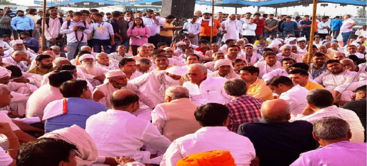 गदपुरी टोल प्लाजा पर सियासी नौटंकी