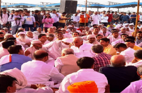 गदपुरी टोल प्लाजा पर सियासी नौटंकी